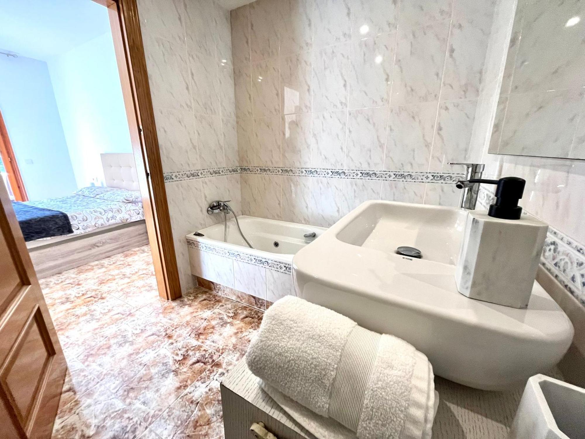 Amplio Apartamento, 5 Camas Sant Esteve Sesrovires Esterno foto