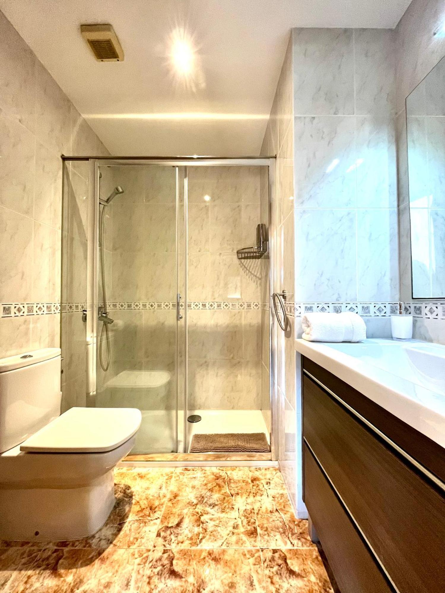 Amplio Apartamento, 5 Camas Sant Esteve Sesrovires Esterno foto