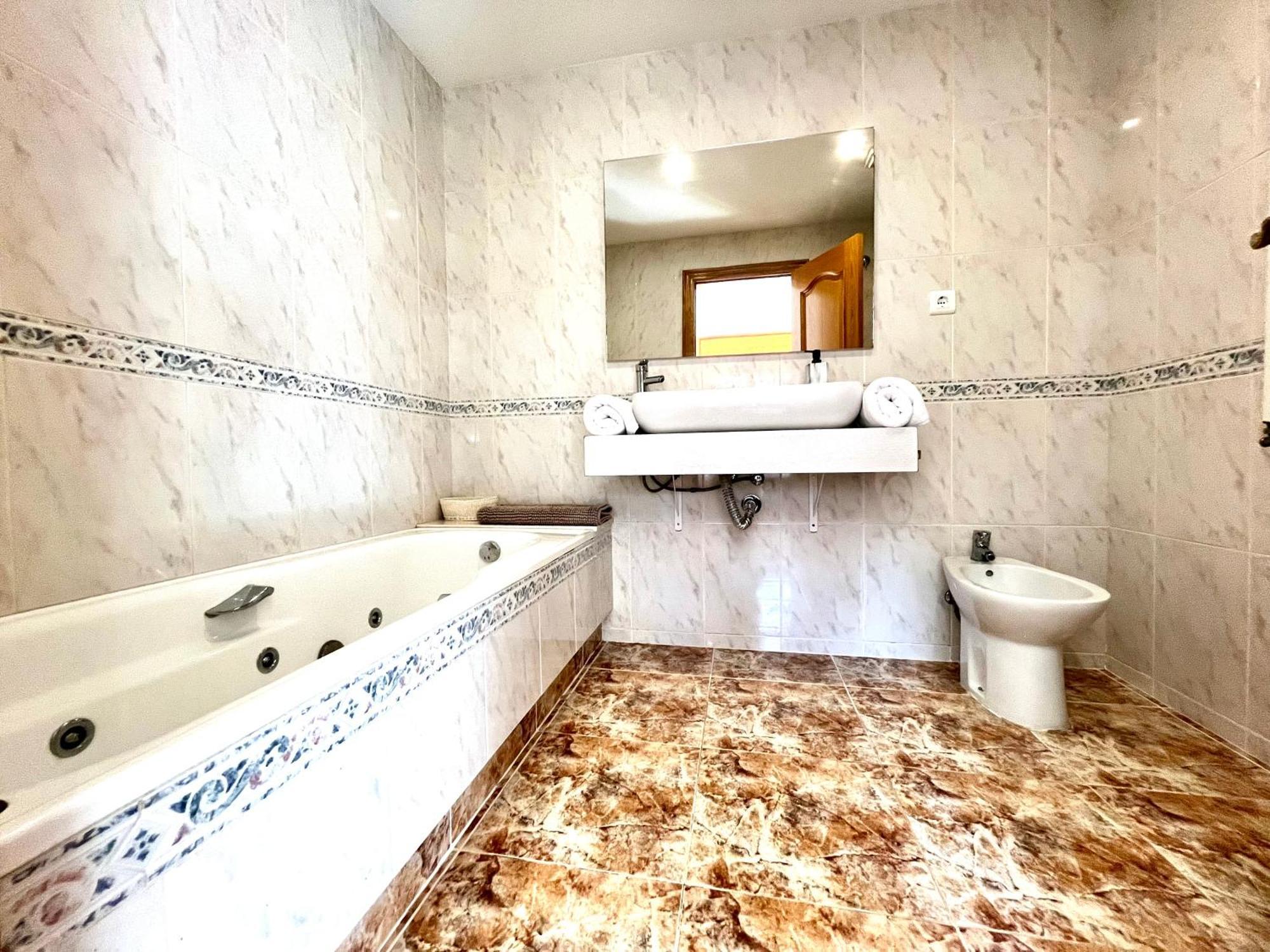 Amplio Apartamento, 5 Camas Sant Esteve Sesrovires Esterno foto