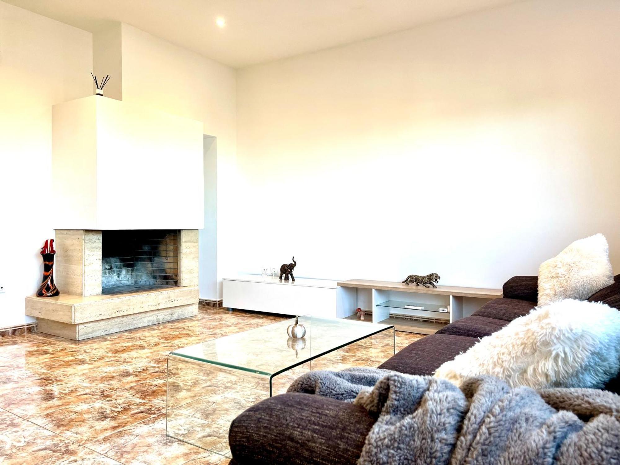 Amplio Apartamento, 5 Camas Sant Esteve Sesrovires Esterno foto