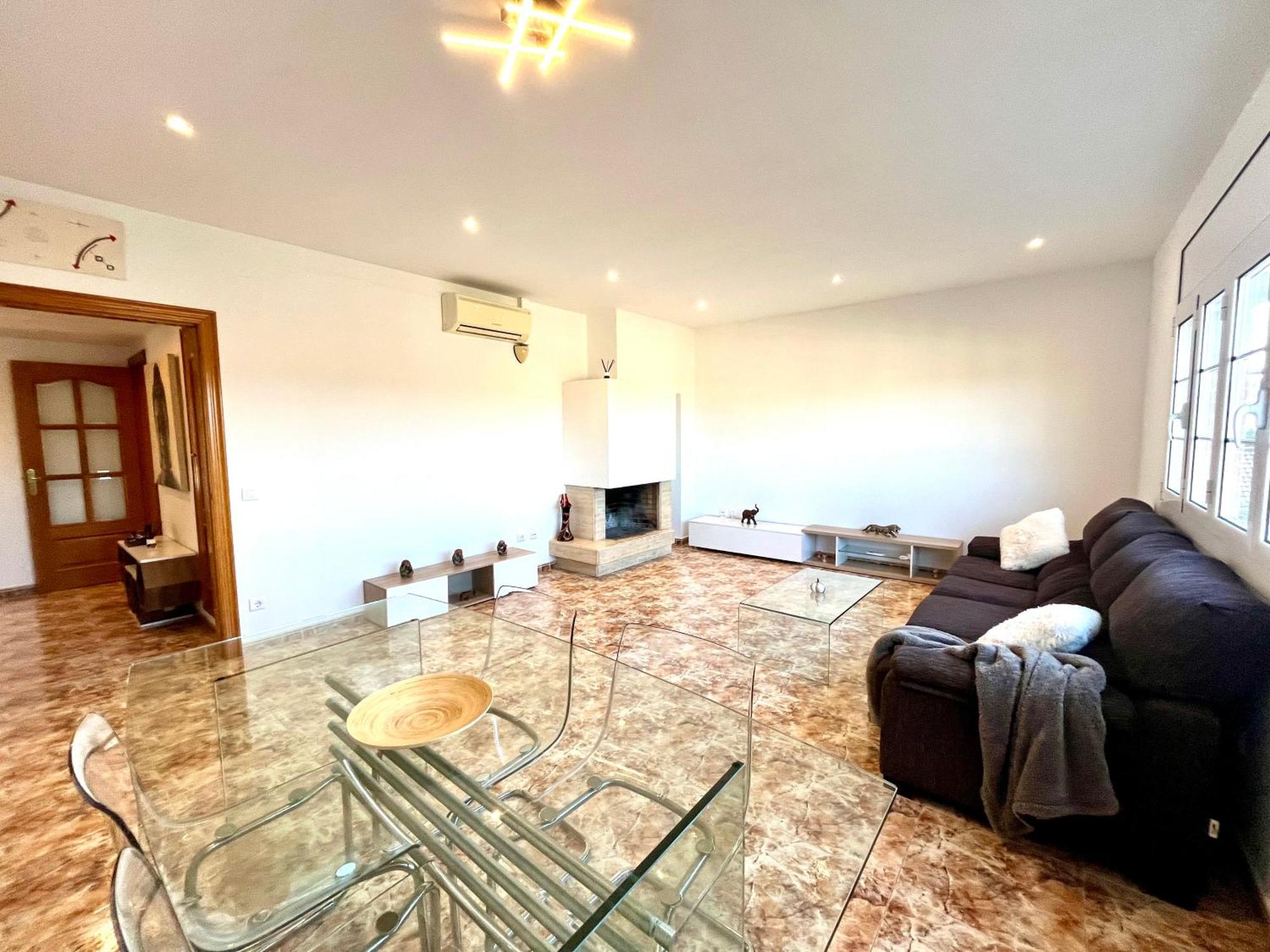 Amplio Apartamento, 5 Camas Sant Esteve Sesrovires Esterno foto